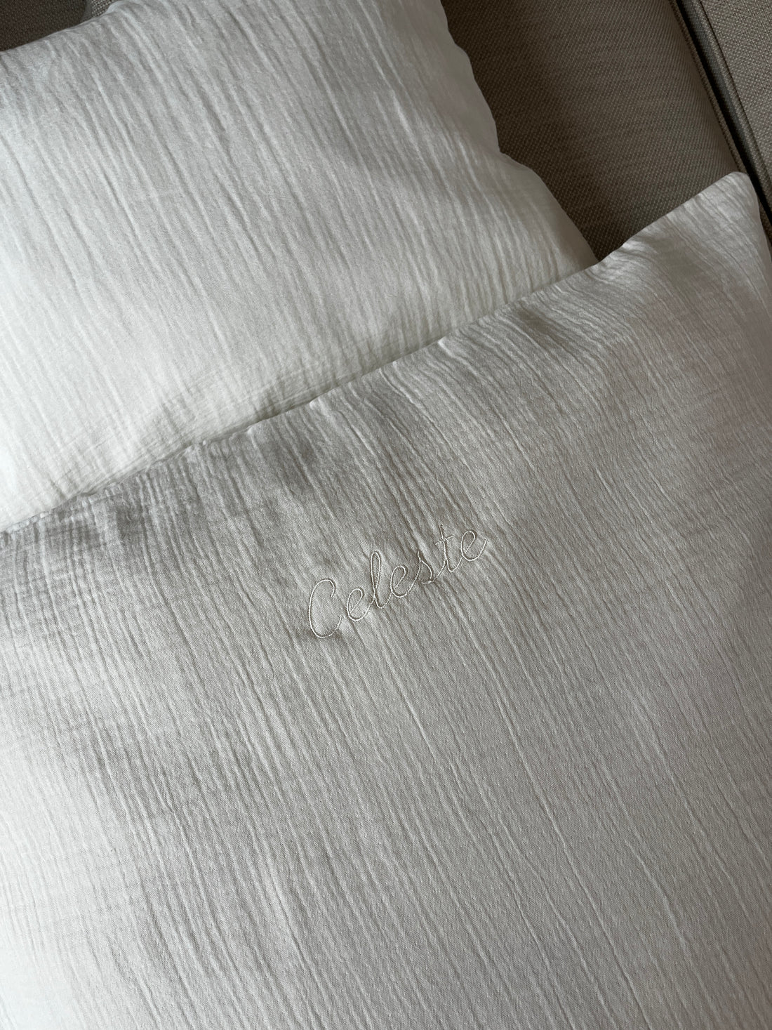 Muslin Junior Sengetøj - Off White 100x140 (TILBUD: Omvendt logo)